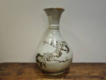 【貝】李朝鉄砂梅竹文瓶（後期）