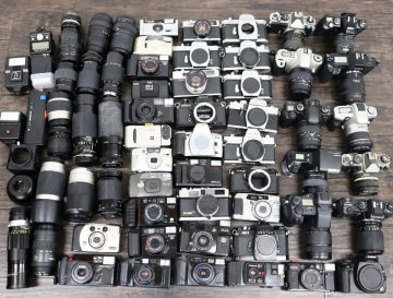 【行董】大量カメラ おまとめ フィルムカメラ コンパクト 一眼レフ レンズ NIKON CANON OLYMPUS PENTAX MINOLTA FUJI RICOH 等 AS000ABC26