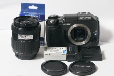OLYMPUS E-300＋ZUIKO 14-45mm f3.5-5.6 ショット数僅か879 　動作確認済み　美品 