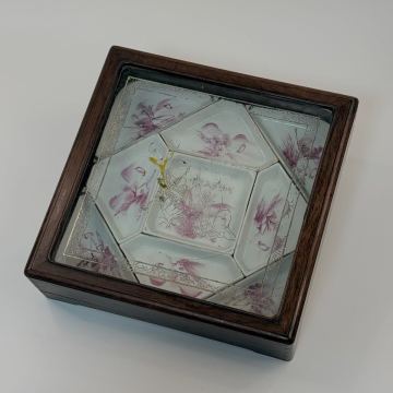 CBX-中国古美術 時代物 色絵 粉彩 9点皿セット 山水図 在銘 ガラスケース付 唐物 陶磁器 中国古玩 骨董品 傷あり