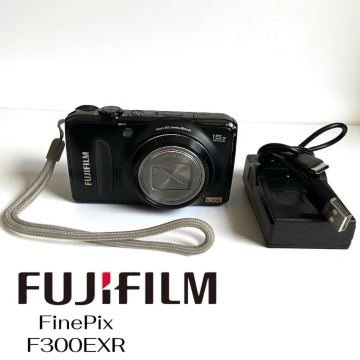 動作品 SDカード付き FUJIFILM 富士フイルム FinePix F300EXR Blk/黒 24-360mm 光学15倍 コンパクトデジカメ USB充電器有り