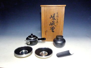 【良】浪華 錫半造 本錫手造り 嵯峨聖 煎茶器セット 刻印有 共箱 ◆ 煎茶道具 茶道具 茶托 急須 鉄瓶 銀瓶