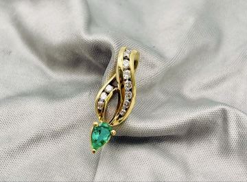 k18YG エメラルド ダイヤモンド ペンダントトップ 18金 アクセサリー イエローゴールド チャーム サイズ約22&times;7mm 重量約2.09g