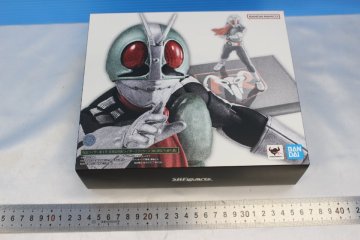 J2417★★同梱不可★★S.H.Figuarts(真骨彫製法) 仮面ライダー新1号 栄光の昭和ライダーエディション 初回限定台座付属 未開封