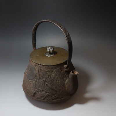 龍文堂 造 銀象嵌提手 銀摘銅蓋 和歌 月に鳥図 鉄瓶 煎茶道具 鉄製 【I211825003】
