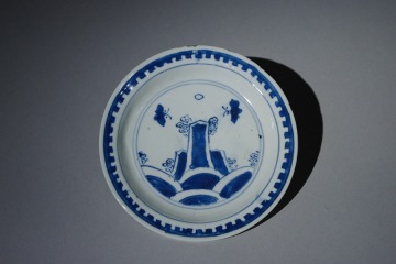 古染付 岩波濤に蝶文 皿 （明時代末期：景徳鎮窯）