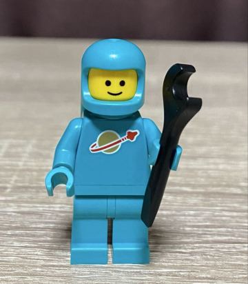 レゴ　LEGO 21358② 「ミニフィギュア　カプセルマシン」からミニフィグ一体② クラシックスペース　ダークターコイズ　スパナ持ち