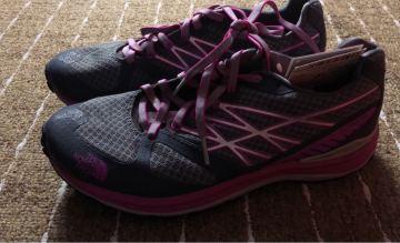 ノースフェイスNFW01402Ultra TrailカラーGP ジンクグレーxリナリアピンサイズ24.5㎝