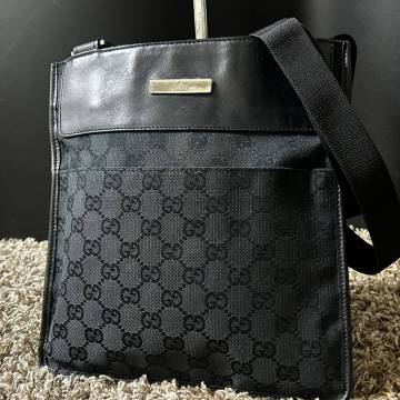 1円~【極美品】グッチ GUCCI ショルダーバッグ メンズ クロスボディ サコッシュ 斜めがけ GG 金具 プレート キャンバス レザー ブラック
