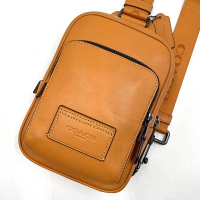 1円【現行/極美品】コーチ COACH メンズ ショルダーバッグ スリングパック ボディバッグ レザー 本革 ロゴ 斜め掛け オレンジ 橙