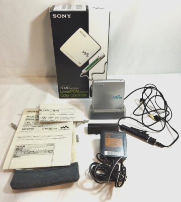 【通電OK】SONY ソニー ポータブルミニディスクプレーヤー MZ-EH50 Hi-MD WALKMAN ウォークマン シルバー　箱付き_0JF_C1117-J015