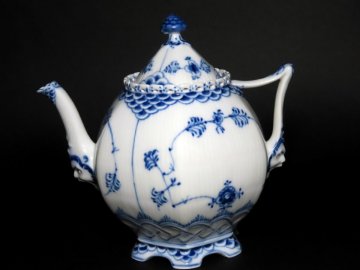 ■ロイヤルコペンハーゲン　　ティーポット　　ブルーフルーテッドフルレース　　　〈同梱対象商品〉