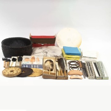 【中古】炭道具 炭斗籠 炭取籠 釜鐶 羽箒 灰匙 火箸 炭 火入炭 底瓦 前瓦 紙釜敷 藤釜敷 等 茶道具 大量まとめて #19631