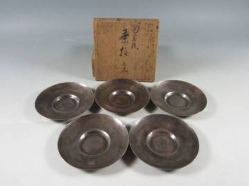 《阡》南蛮鉄 円式茶托 五客 明珍造 在銘 共箱 薄槌目 古鉄 煎茶道具 甲冑師 明珍家 鉄工芸