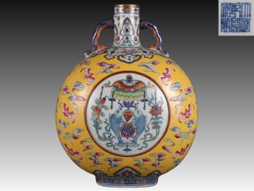 【安】清時代 大清乾隆年製 黄地粉彩吉慶有余紋双耳扁瓶 共箱 唐瓷 染付 古陶瓷 中国古美術 古董品 196