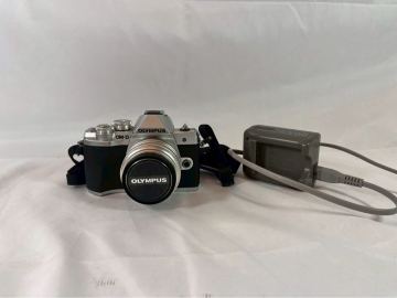 ⑤ OLYMPUS OM-D E-M10III 【12174】