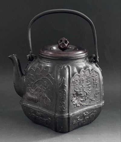 AZ-597 時代 大日本 大國造 漢詩 草花 蟹 桜閣 四方形 鉄瓶 胴落款 透かし摘み 銅蓋 在銘 盛上 煎茶道具 古鉄瓶 古玩 急須 煎茶器 湯沸