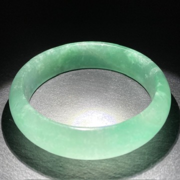 《鑑別書付き》氷種・天然翡翠ヒスイ(Jadeite)ジェダイトバングル・内径54.0mｍ・重さ51.5g