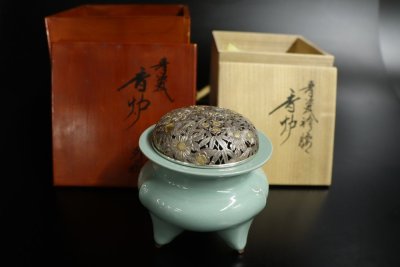 【江】諏訪蘇山 青磁 純銀金彩花葉透かし彫火屋袴腰三足香炉 火屋重量約119g 純銀刻印 在銘 共箱 二重箱 古美術品 PTDBifko ATDBcino XZ468