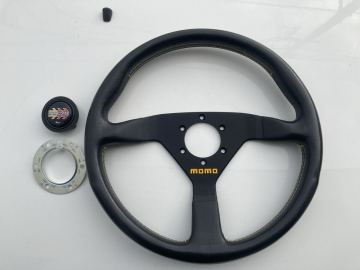 MOMO レザーステアリング 美品 ホーンボタン付