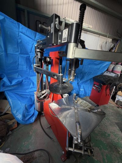 タイヤチェンジャー とホイルバランサー