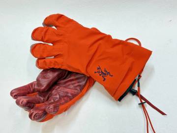 アークテリクス　ARC'TERYX　アルファSVグローブ　ALPHA SV GROVE Mサイズ