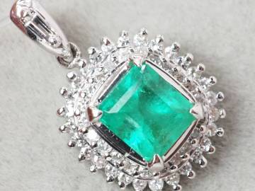 【8726P】鑑別付 Pt900 天然エメラルド 天然ダイヤモンド 0.82ct/0.30ct/2.35g ペンダントトップ