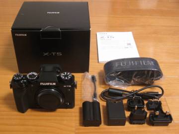【極上美品】Fujifilm X-T5 ブラック 多言語モデル F X-T5 B WW1 C 撮影枚数4,593枚