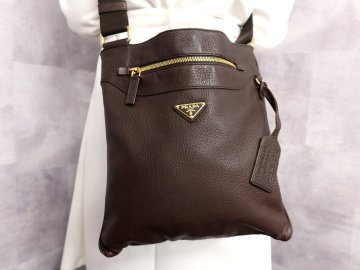 ●超美品●PRADA プラダ●メンズ●三角ロゴプレート●カーフ レザー 本革●ショルダー バッグ●ブラウン●G金具●イタリア製●B5●Js62971
