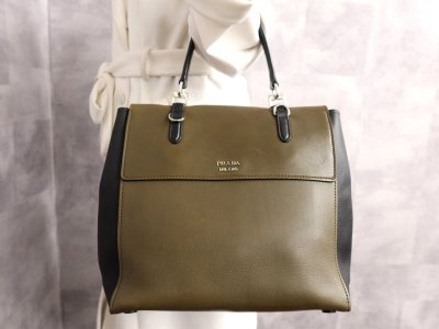 ●超美品●PRADA プラダ●オールレザー●カーフ レザー 本革●ハンド バッグ●ダークグリーン 黒●シルバー金具●イタリア製●B5●Js63101