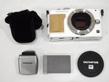 3Kジャンク オリンパス OLYMPUS PEN Lite ボディ E-PL5 フラッシュ 4FS1 バッテリー 液晶画面不調 ミラーレス 一眼 一眼レフ カメラ 写真