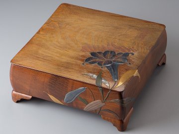 【五】桑百合螺鈿高蒔絵足付四方菓子器