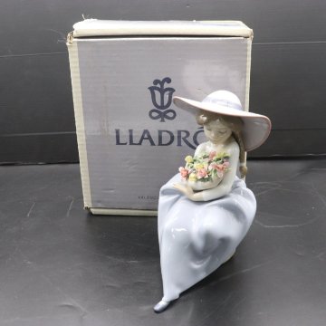 【ト足】LLADRO リヤドロ フィギュリン 花の香りに包まれて インテリア 置物 CE869CAA59
