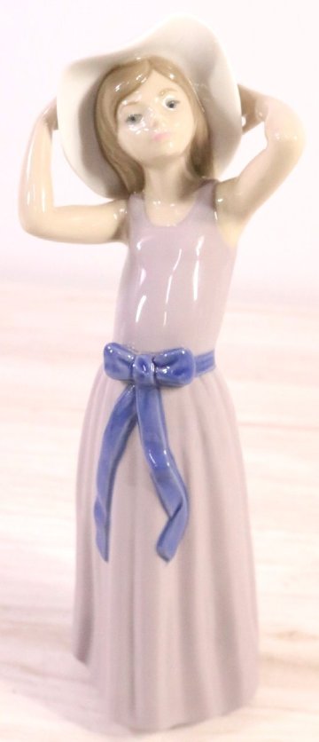 【ト足】リヤドロ LLADRO なびかせて 「若草色の少女」 フィギュリン 5011 スペイン製 陶器人形 置物 インテリア アンティーク CE869CMM74