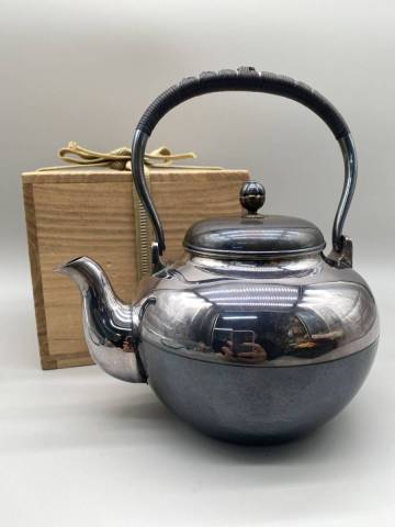時代物【吉本 造】銀瓶 純銀製 口打出 鎚痕 湯沸 高22.2cm 重600g 木箱附・純銀瓶・純銀水注・純銀壺 茶道具 金属製急須(26261)