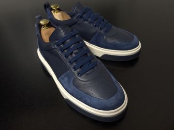 使用僅か フェラガモ 7M Ferragamo ネイビーレザースニーカー 24年モデル 1328