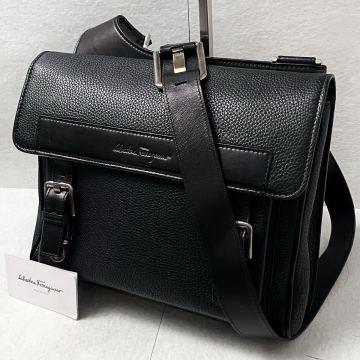極美品/15万 ●Salvatore Ferragamo フェラガモ メンズ ビジネス ショルダーバッグ メッセンジャー レザー 本革 シボ 斜め掛け ロゴ型押し 