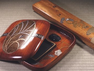 &nabla;花&nabla;久邇宮邦彦王殿下御遺物 昭和四年拝領 光琳蒔絵意 蜉蝣桔梗蒔絵御硯箱・住乃江蒔絵(葦手絵)御短冊箱 福田秀太書付の旧蔵箱入