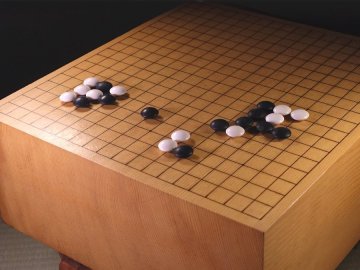 &nabla;花&nabla;高級囲碁道具 新榧足付碁盤 厚さ17.8cm 本蛤白石(181子)＆本那智黒石(183子) 碁石36号 碁笥一対