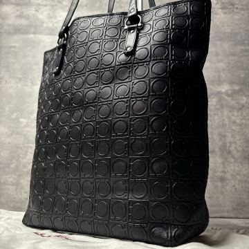 現行近《美品/大容量》 Salvatore Ferragamo フェラガモ メンズ トートバッグ A4 肩掛け ショルダー ガンチーニ エンボス レザー ブラック