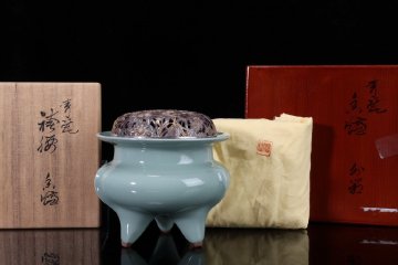 【珍品堂】1円から N87 二代諏訪蘇山 青磁 菊紋鍍金純銀印 火舎 香炉 蓋重121g 二重共箱 時代物 香道具 時代物 工芸品 骨董