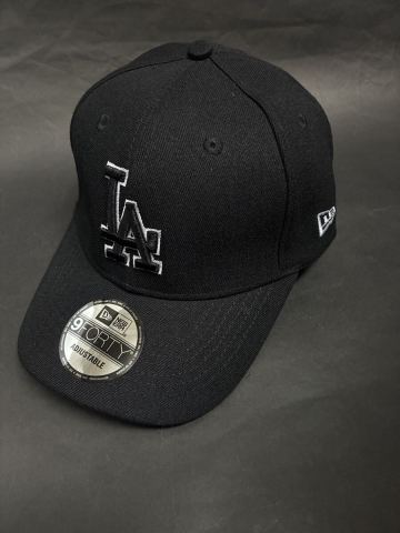 ニューエラ&times;LAドジャースボーダーロゴブラックベルトバックキャップ