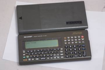 シャープ（SHARP）ポケットコンピューター PC-G801 電池を入れたら液晶表示しました。