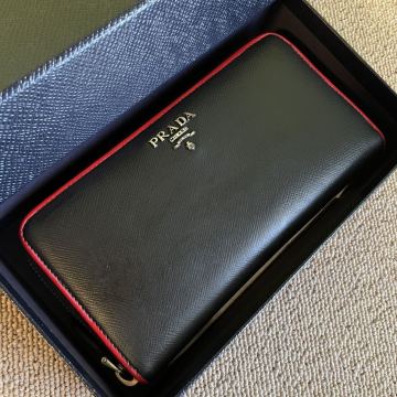 一円　美品 PRADA プラダ 長財布 財布 ウォレット ブラック サフィアーノレザー ラウンドファスナー レザー　レッド