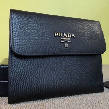 一円　美品 PRADA プラダ サフィアーノレザー ウォレット ブラック財布 二つ折り　コンパクトウォレット　箱付き