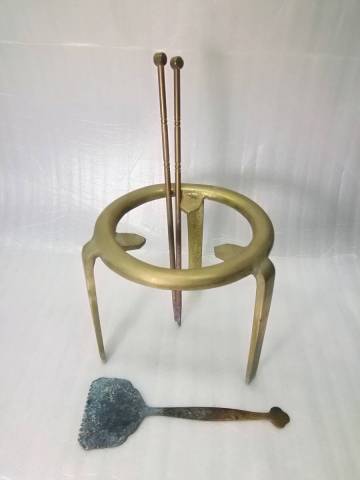 五徳　 灰ならし『鶴と松』　火箸　真鍮　 囲炉裏 鉄瓶 火鉢 茶道具 古民家 古道具 金属工芸 炭火 灰道具