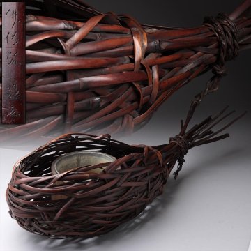 FE720 【籠師 竹阿弥 作】煤竹 やたら編 藁苞形 花籠 落し付 幅58cm・竹籠・竹編籠花入・花籃・花篭 竹細工