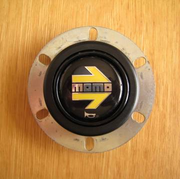 倉庫発掘！モモ純正イエローアロー・ホーンボタン HB-01 ホーンリング・スペーサー付 正規輸入品 当時物 現状品 送料無料！ 