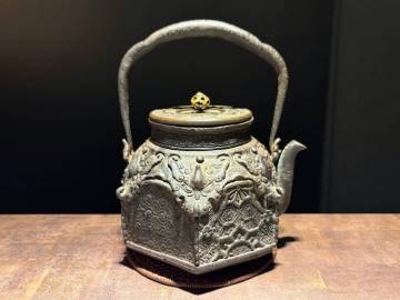 ■龍文堂　龍盛上地紋　鉄瓶■e煎茶　急須 湯沸かし 鉄壺 鉄器 金属工芸 茶道具 時代物 古美術