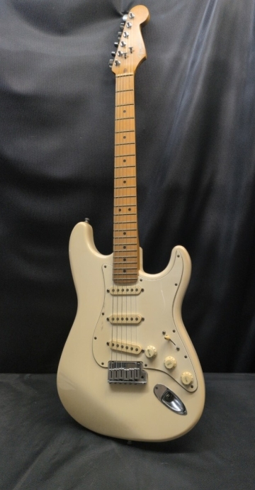 Fender Stratocaster フェンダー ストラトキャスター エレキギター FENDER 弦楽器 ハードケース付 Y2171